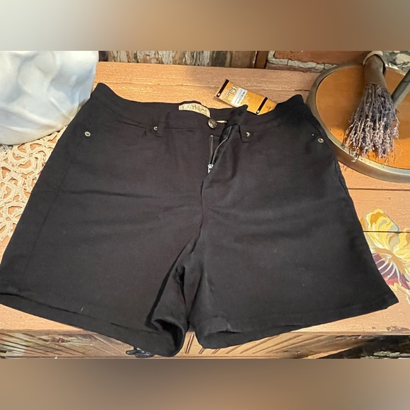 HYBRID & COMPANY Womens Butt Llifting Twill Shorts Size 14 Stretchy Black 🔥 - Picture 4 of 10